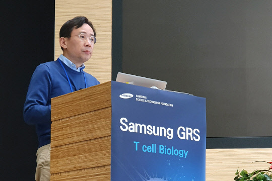 지난 7일(현지시간) 이틀 동안 미국 실리콘밸리에 있는 삼성전자 미주법인에서 열린 '글로벌 리서치 심포지엄'에서 신의철 KAIST 교수가 바이러스 질환과 염증 질환의 발병 원리 등에 대한 연구결과를 설명하고 있다. <삼성전자 제공>